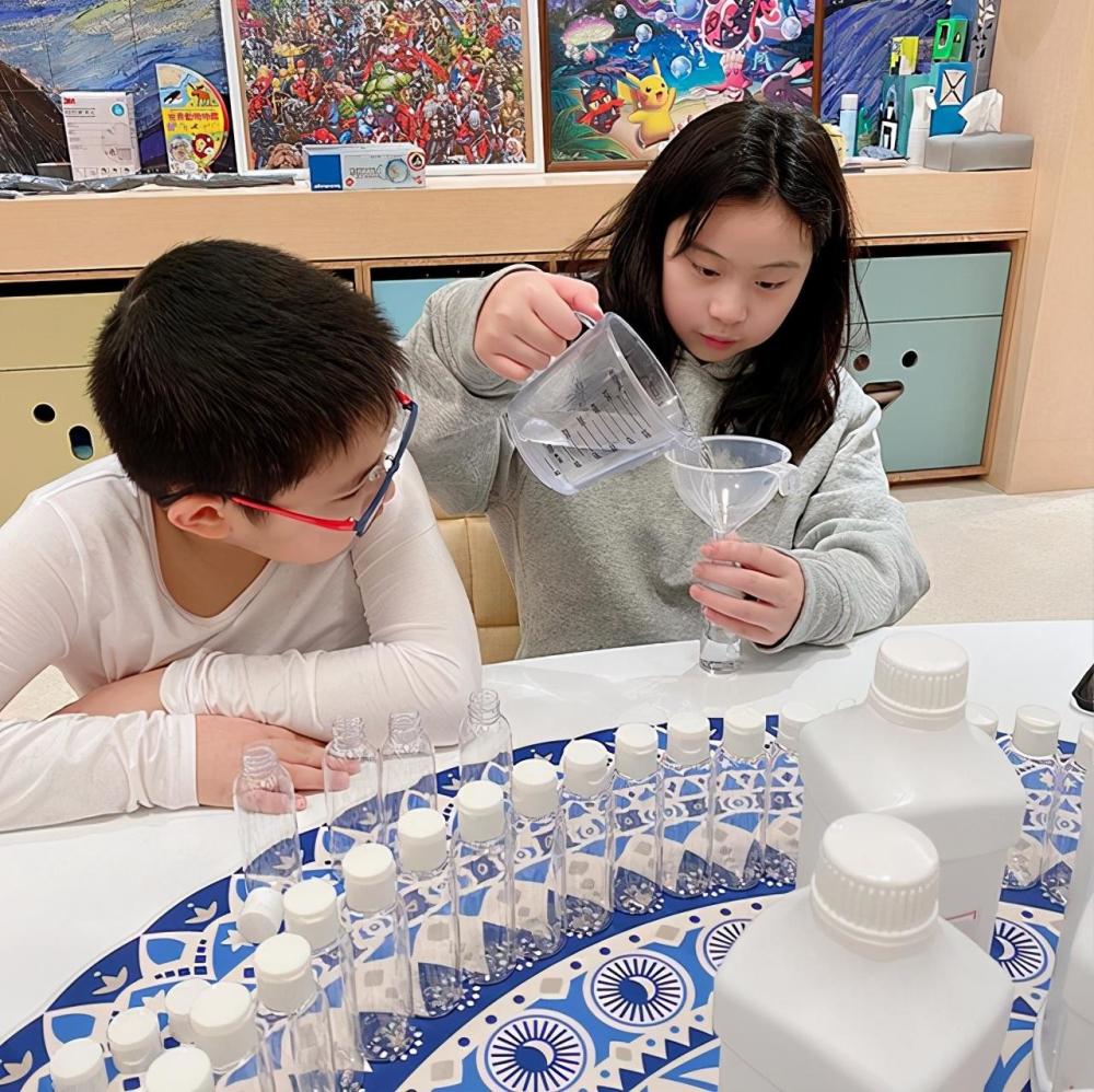 甘比|甘比越有钱越低调，公开朴实带娃日常，俩女儿虽坐拥亿万却乖巧配合