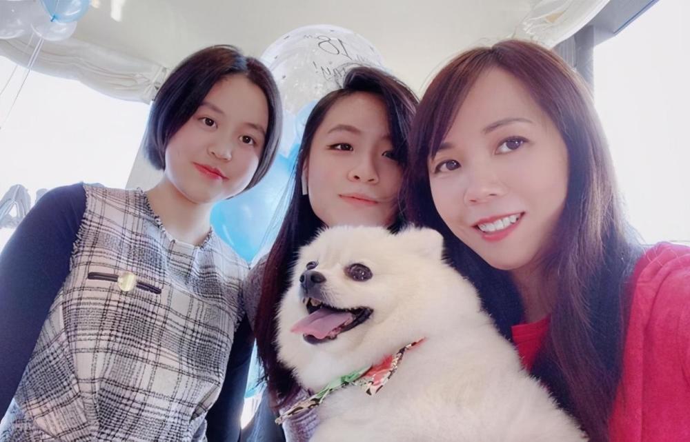 甘比|甘比越有钱越低调，公开朴实带娃日常，俩女儿虽坐拥亿万却乖巧配合