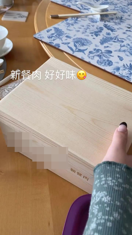 甘比|甘比越有钱越低调，公开朴实带娃日常，俩女儿虽坐拥亿万却乖巧配合