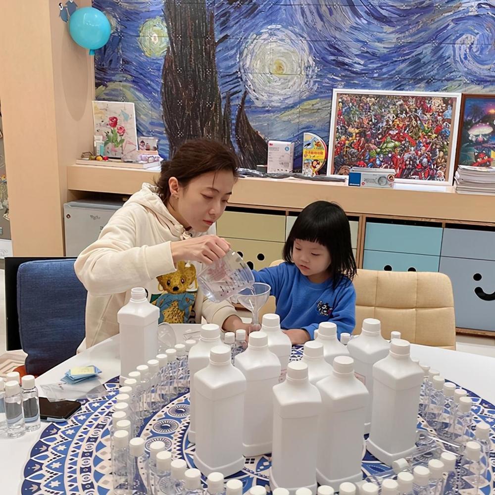 甘比|甘比越有钱越低调，公开朴实带娃日常，俩女儿虽坐拥亿万却乖巧配合