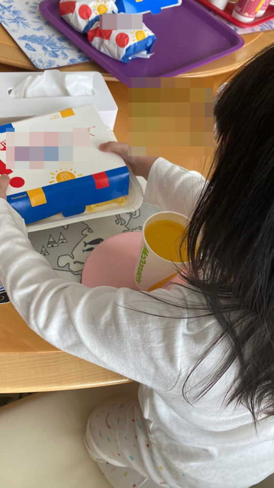 甘比|甘比越有钱越低调，公开朴实带娃日常，俩女儿虽坐拥亿万却乖巧配合