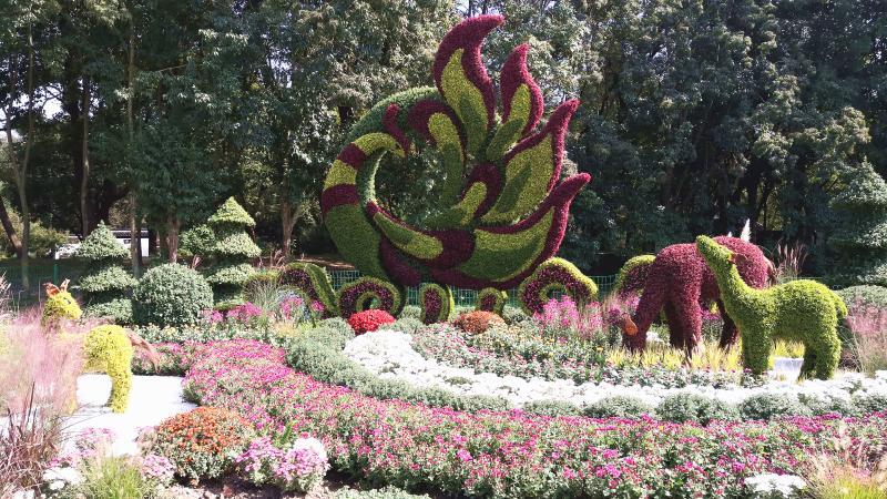 上海滨江森林公园选送的绿雕"凤凰",三只公园的吉祥物獐子围绕着涅盘