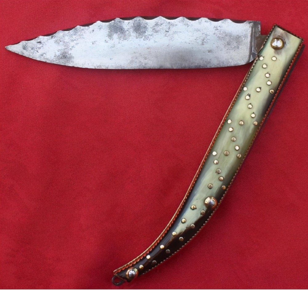 法国艺术家们留下的拉吉约勒刀作品▲法国艺术家们留下的黄铜柄拉