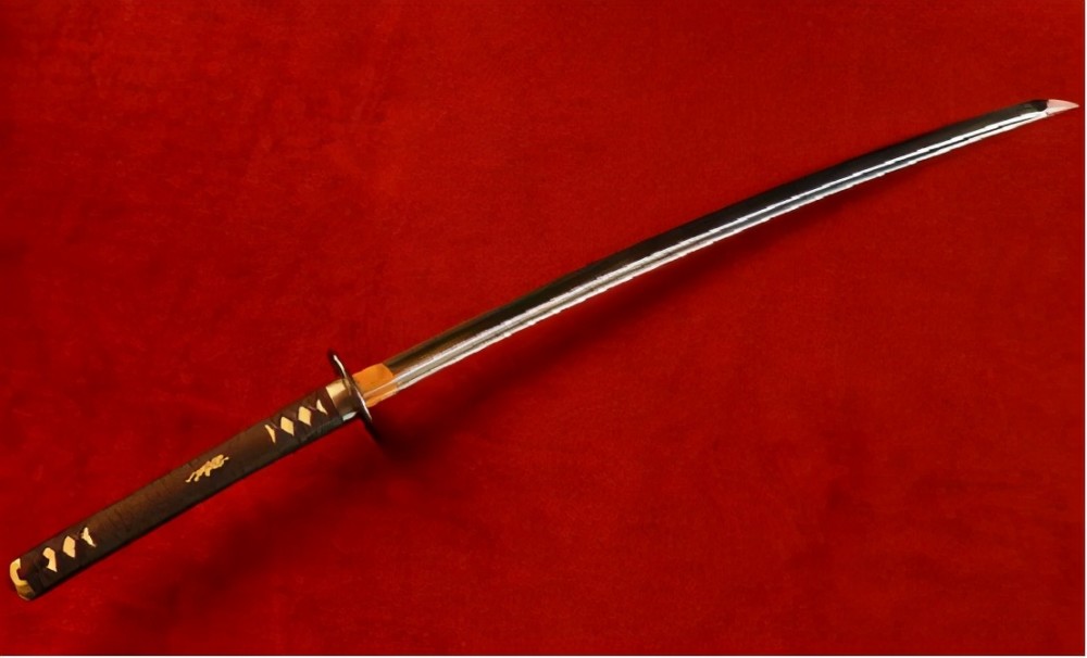 打刀,长约65~80厘米左右,刀身的中央部位被设计成最为弯曲的地方,此