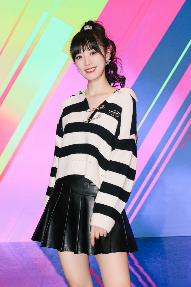 司雯嘉主持东方卫视开放大会 高马尾清爽甜美