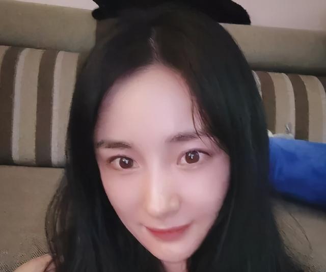 杨幂|杨幂活动生图被扒，脸部岁月感明显，34岁还能卖少女感多久？