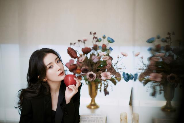 杨幂|杨幂活动生图被扒，脸部岁月感明显，34岁还能卖少女感多久？