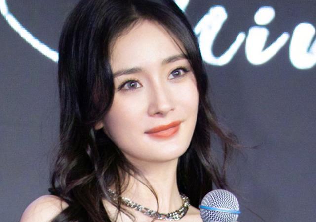 杨幂|杨幂活动生图被扒，脸部岁月感明显，34岁还能卖少女感多久？
