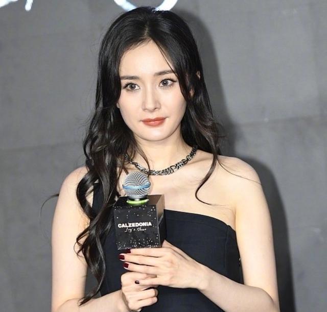 杨幂|杨幂活动生图被扒，脸部岁月感明显，34岁还能卖少女感多久？