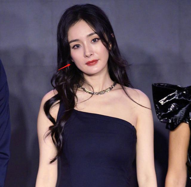 杨幂|杨幂活动生图被扒，脸部岁月感明显，34岁还能卖少女感多久？