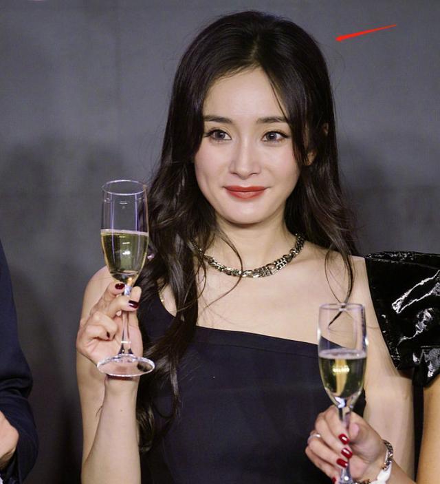 杨幂|杨幂活动生图被扒，脸部岁月感明显，34岁还能卖少女感多久？