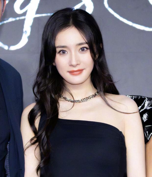 杨幂|杨幂活动生图被扒，脸部岁月感明显，34岁还能卖少女感多久？