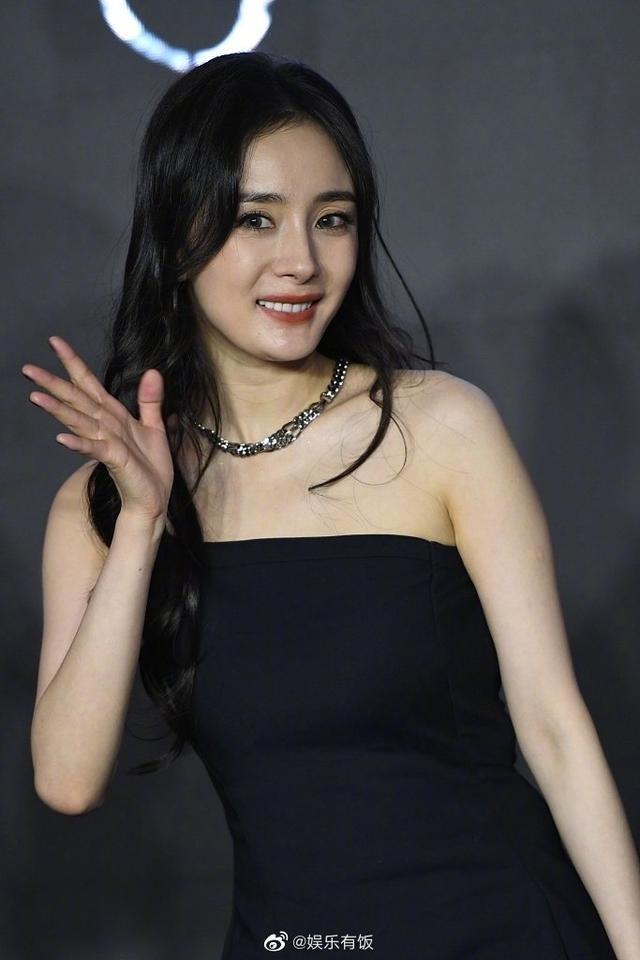 杨幂|杨幂活动生图被扒，脸部岁月感明显，34岁还能卖少女感多久？