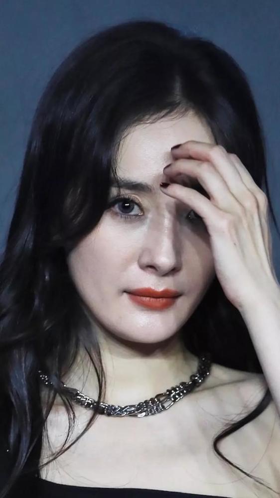 杨幂|杨幂活动生图被扒，脸部岁月感明显，34岁还能卖少女感多久？