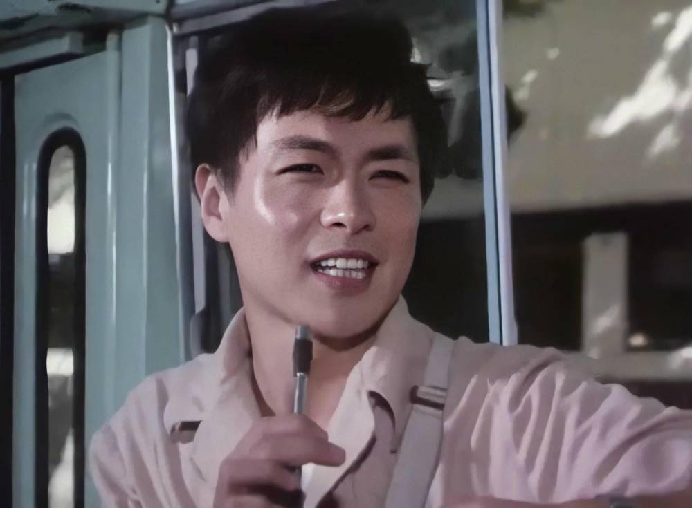 能成为电影明星,对家族来说是光耀门楣,迟志强就这样走进了他的天堂.