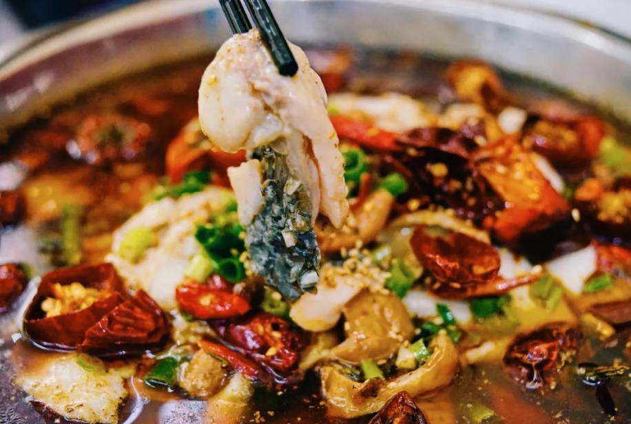 1.肥肠鱼肥肠鱼是一道非常地道的川味特色菜,被称为"江湖菜".