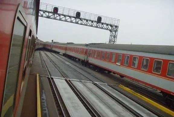 琼州海峡6日15时起全线停航,部分进出岛旅客列车停