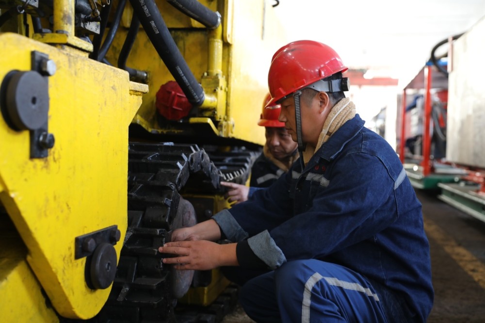 山能枣矿集团蒋庄煤矿:"综掘大拿"回家记_腾讯新闻