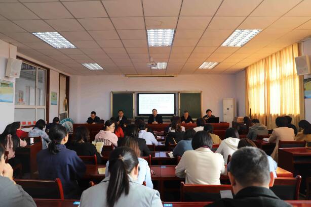 临沂三中高三年级主任高翔做了工作总结报告.