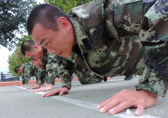 新兵入伍的"俯卧撑训练",一分钟时间的标准数量:让人不敢相信_腾讯