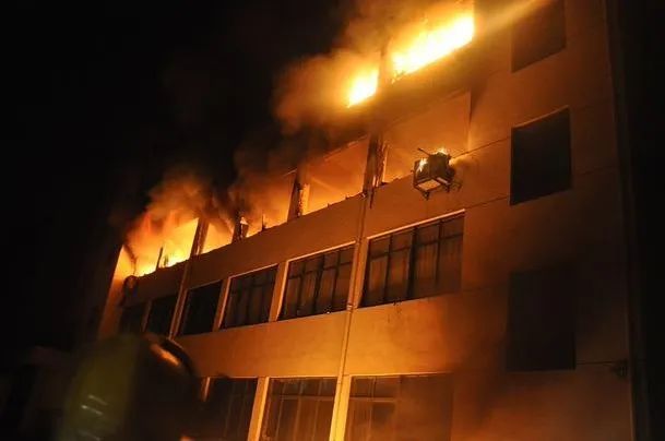 广州花都区一工厂发生火灾消防员着急大喊全部都散开