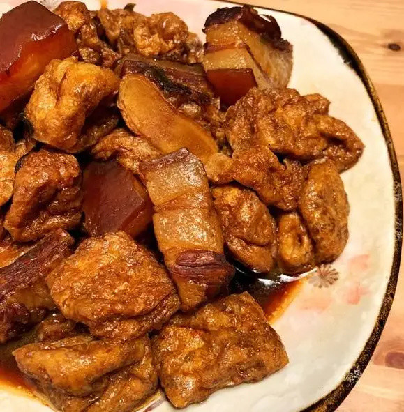 红烧肉焖油豆腐这样做,鲜香入味肥而不腻,入口即化汤汁浓厚!_腾讯新闻