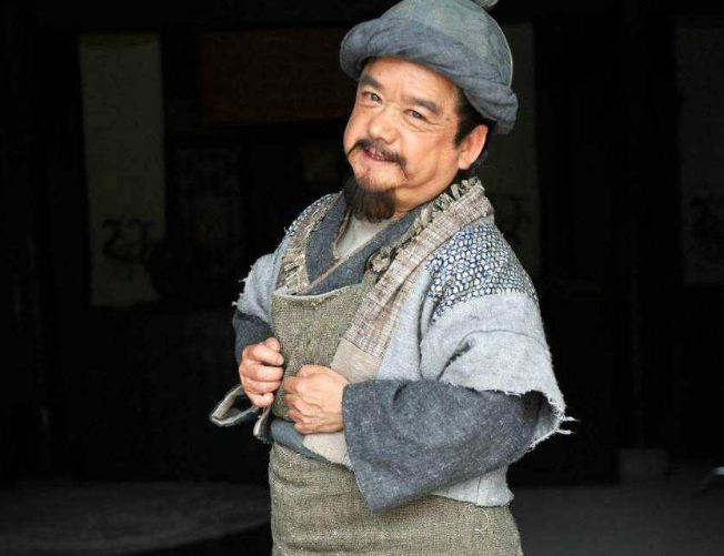 国家一级演员,比潘长江矮,演过武大郎,至今娶过4个貌美老婆