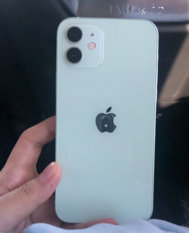 正面的观感么,就没有那么美丽了,黑边有点大,额头有点大,看着有点廉价