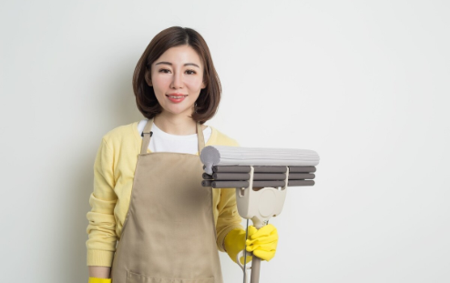 伺候瘫痪雇主9年,换来一套房,值不值?55岁保姆说出心里话