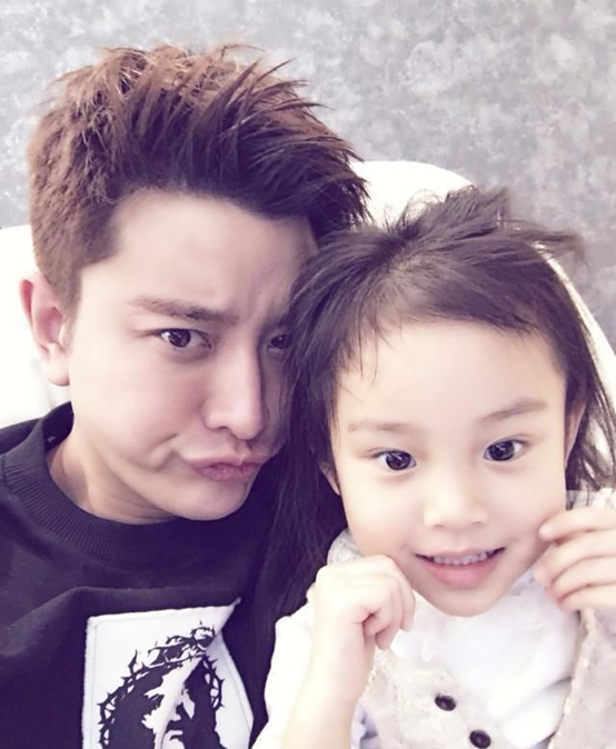 贾乃亮晒照为8岁女儿庆生,透露甜馨考双百,暗夸李小璐教女有方