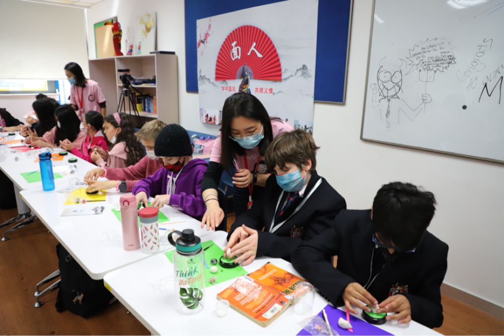 非遗传承人|非遗传承人进国际学校授艺，“洋娃娃”乐学捏面人