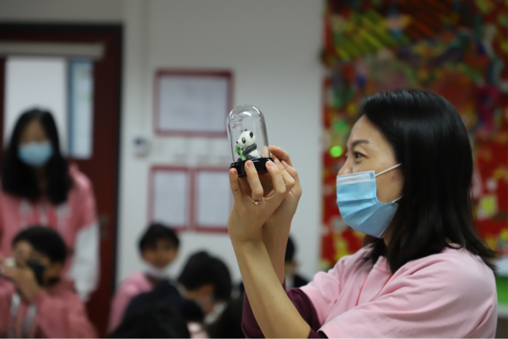 非遗传承人|非遗传承人进国际学校授艺，“洋娃娃”乐学捏面人