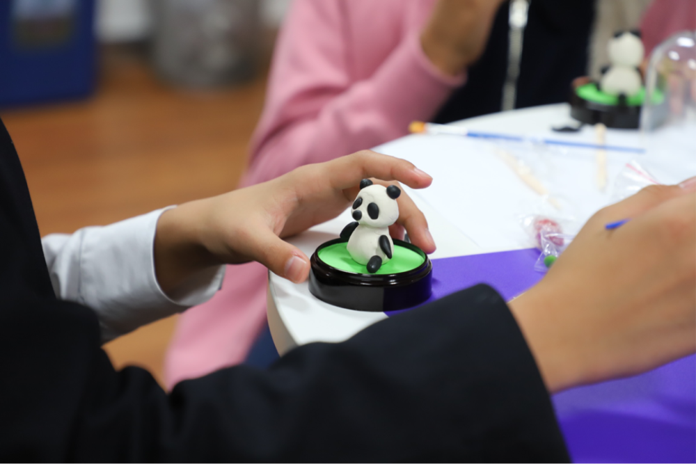 非遗传承人|非遗传承人进国际学校授艺，“洋娃娃”乐学捏面人