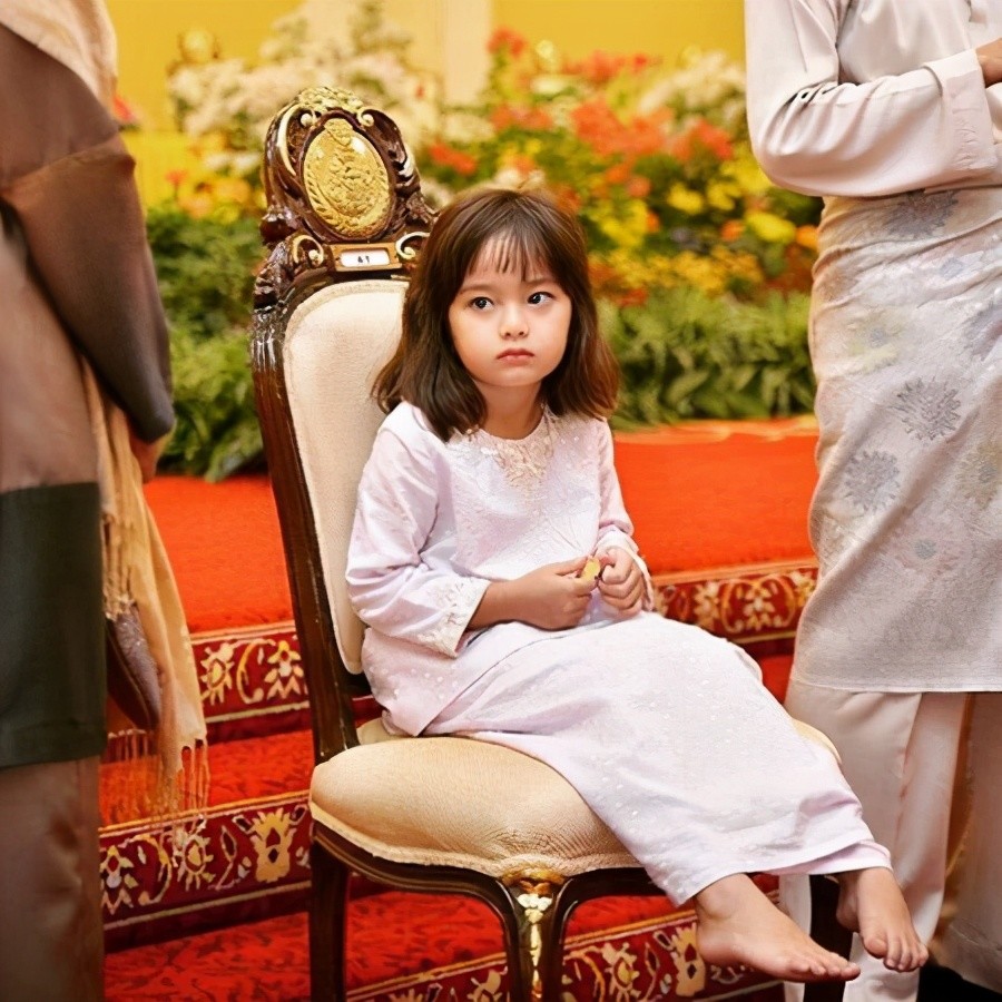 9岁公主"可爱臭脸"萌翻全球!奶凶高冷,连英国王子都不睬_腾讯新闻