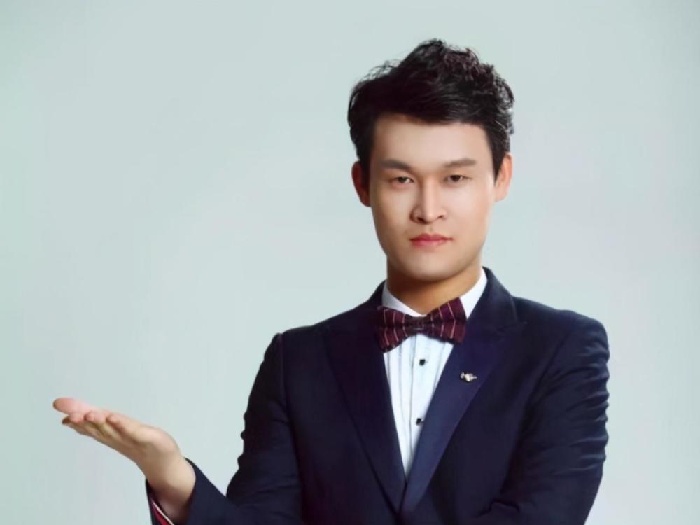 靠模仿小沈阳出名,月入2000万反超本尊,小沈龙凭什么