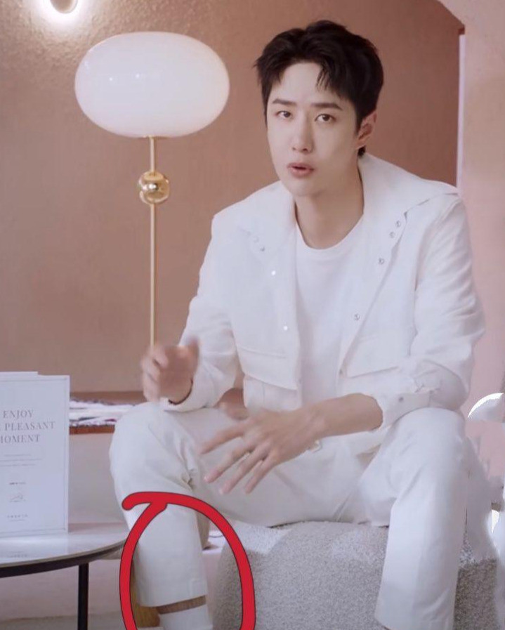 王一博代言新面膜!现场穿成"白马王子",却被"腿毛"抢了镜