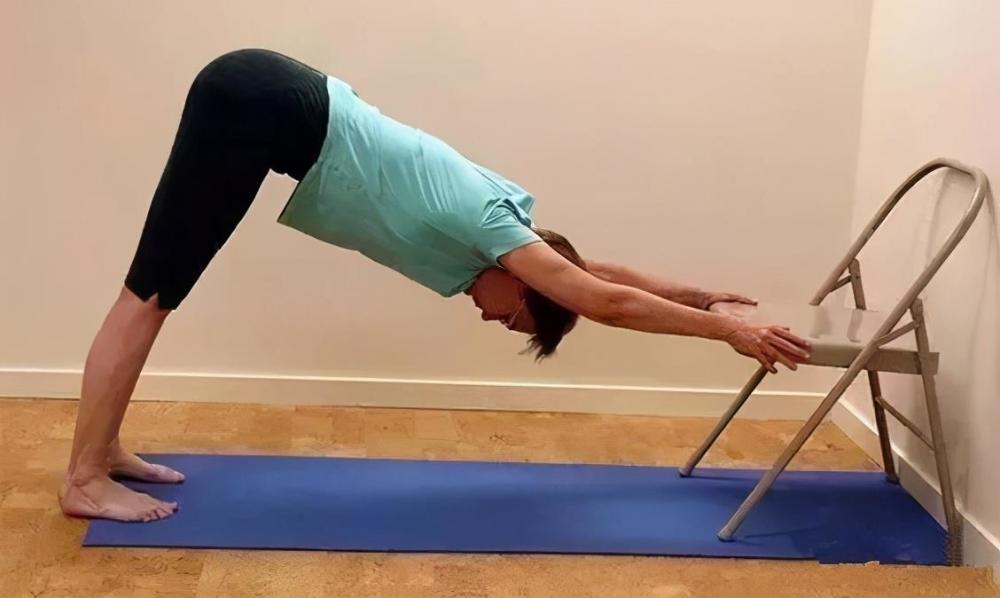 瑜伽下犬式:下背部拱起总是推不平怎么办?