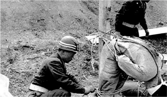 朝鲜战争期间,真实老照片:韩军处决政治犯的全过程