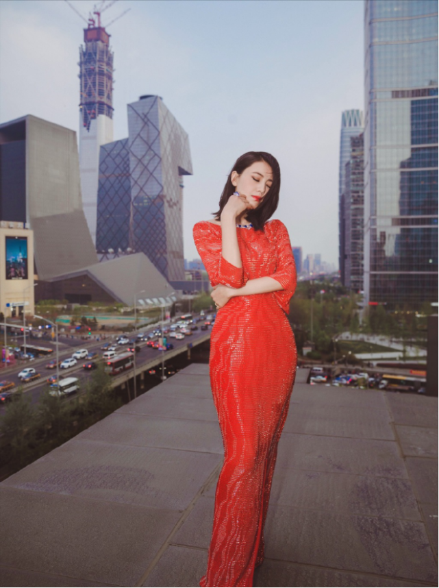 高圆圆气质高级穿亮片裙也不显俗气侧过身衣服设计更吸睛