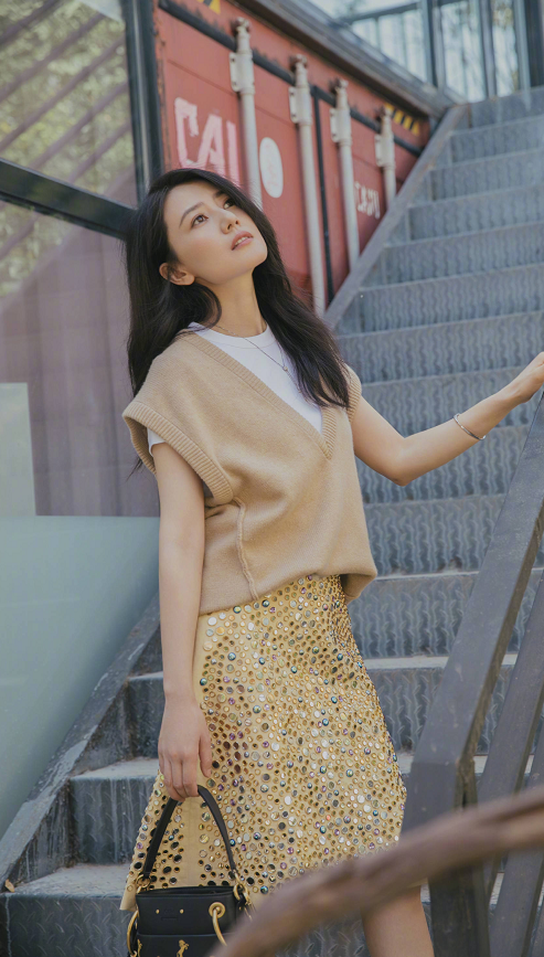 高圆圆气质高级,穿亮片裙也不显俗气,侧过身衣服设计更吸睛