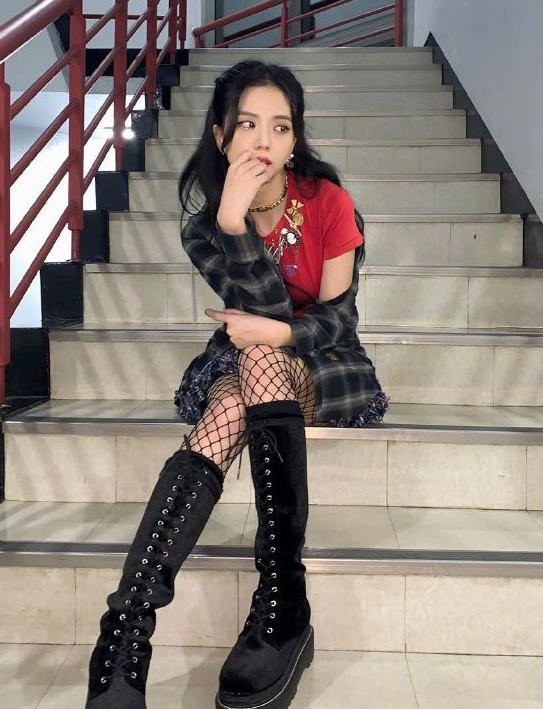 郑爽终于对"女团袜"下手了!瞧瞧她的漫画腿,哪个直男不爱她?