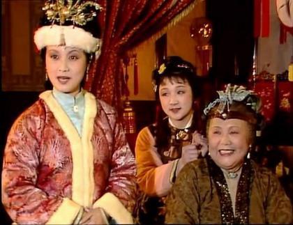 袭人|《红楼梦》中王夫人为袭人辩解，可说出的话却让袭人更“招黑”