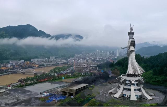 據公開資料顯示,仰阿莎女神像是2017年建起來的,在2016年,劍河縣gdp為