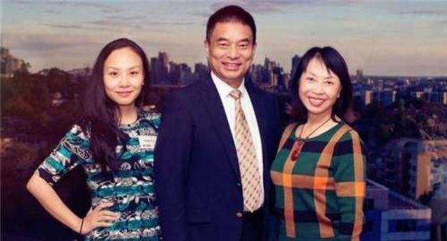 让人意外的是,李巍在拿到这笔钱以后没有选择拿去买包购物,购买奢侈品