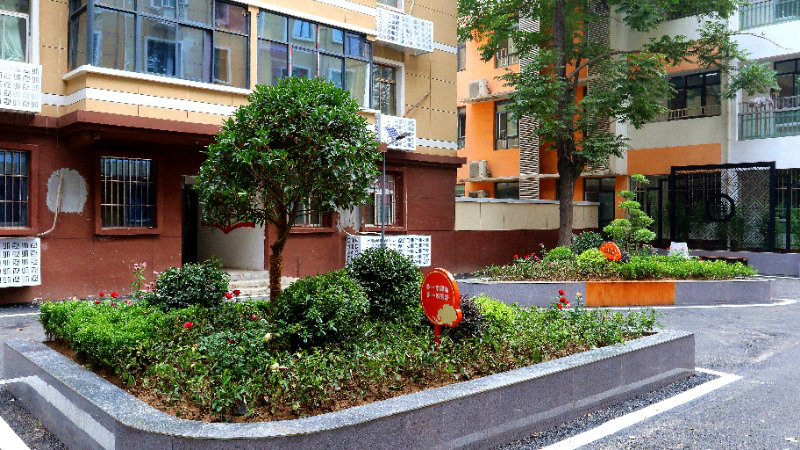 雨污分离改造,高压线强弱电全部入地,道路白改黑,增加了绿化游园,项目