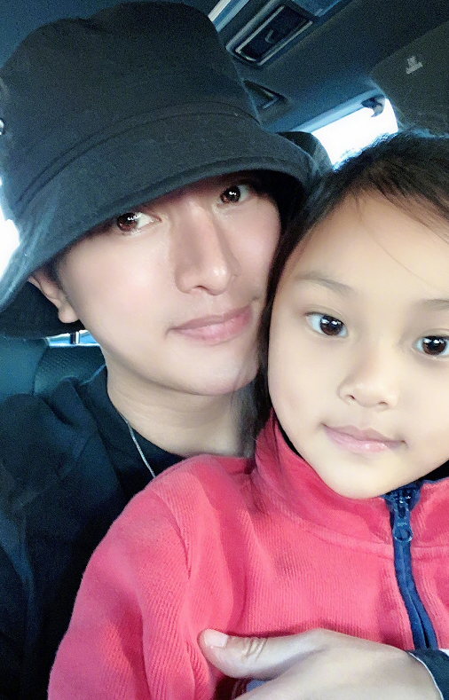 甜馨|贾乃亮带甜馨与爷爷奶奶吃饭，奶奶不舍甜馨悲伤落泪，曝李小璐拿到抚养权