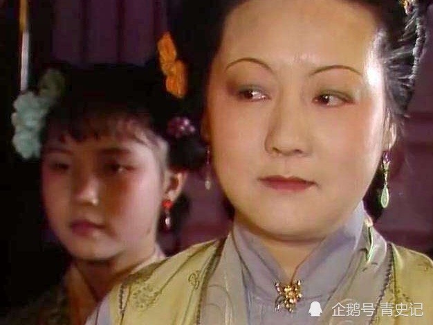 王熙凤|薛姨妈为什么要送王熙凤四枝宫花？你看多出的两枝是给谁的！