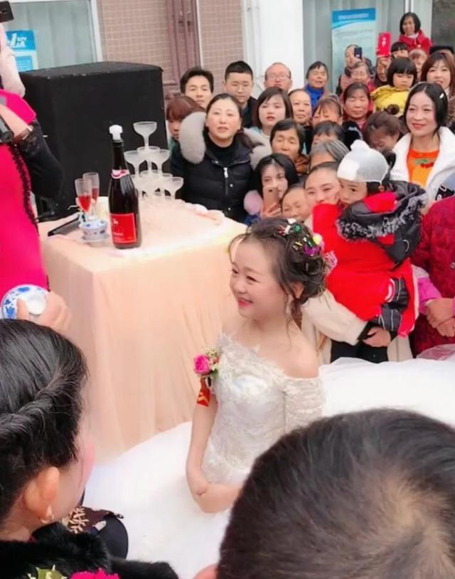 最美袖珍女孩已经出嫁30岁却长着10岁脸婚后怎样