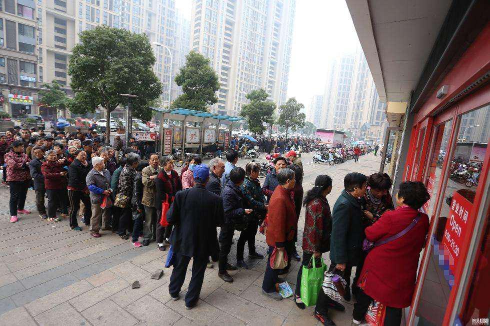 大量老人去银行排队"集中取款",连利息也不要了?