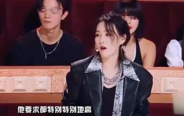 张馨予|张馨予公开何捷家人照片，祖孙二人军人气质出众，何捷长相随爷爷